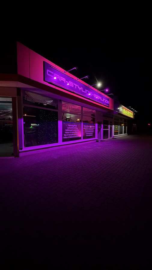 Werkstatt von Car-Styling-Berlin bei Nacht
